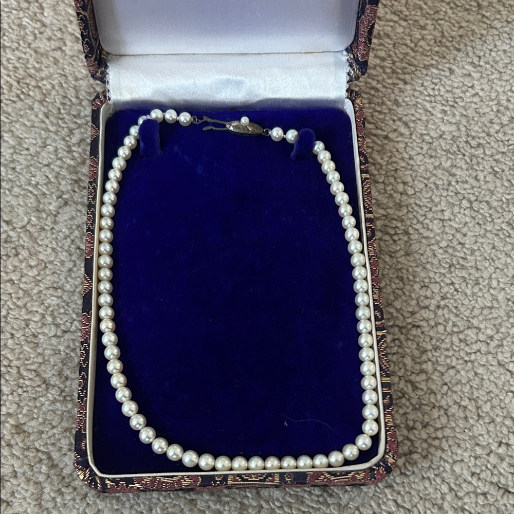 Elegant Pearl Necklace